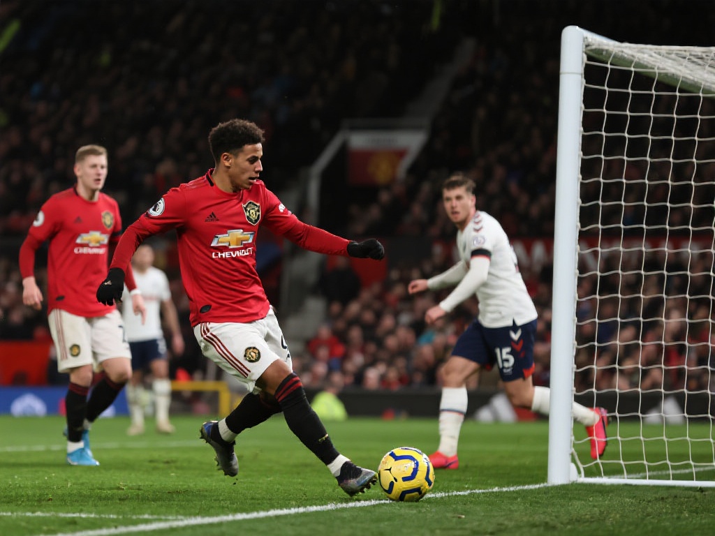 足坛惊变一夜:巴萨险胜皇马4-3!利物浦阿森纳握手言和,曼联7轮不胜陷低谷 以最近一场比赛为例,曼联在面对实力并不算